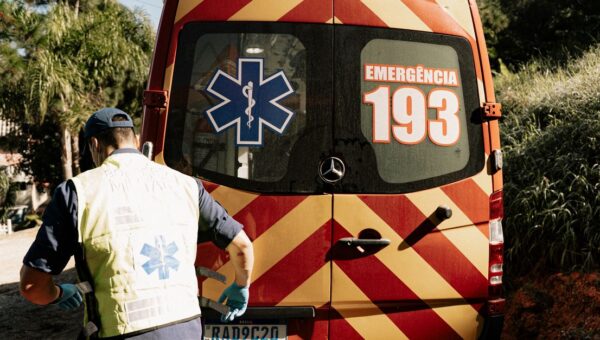Emergency responder near a Brazilian ambulance with emergency number 193.