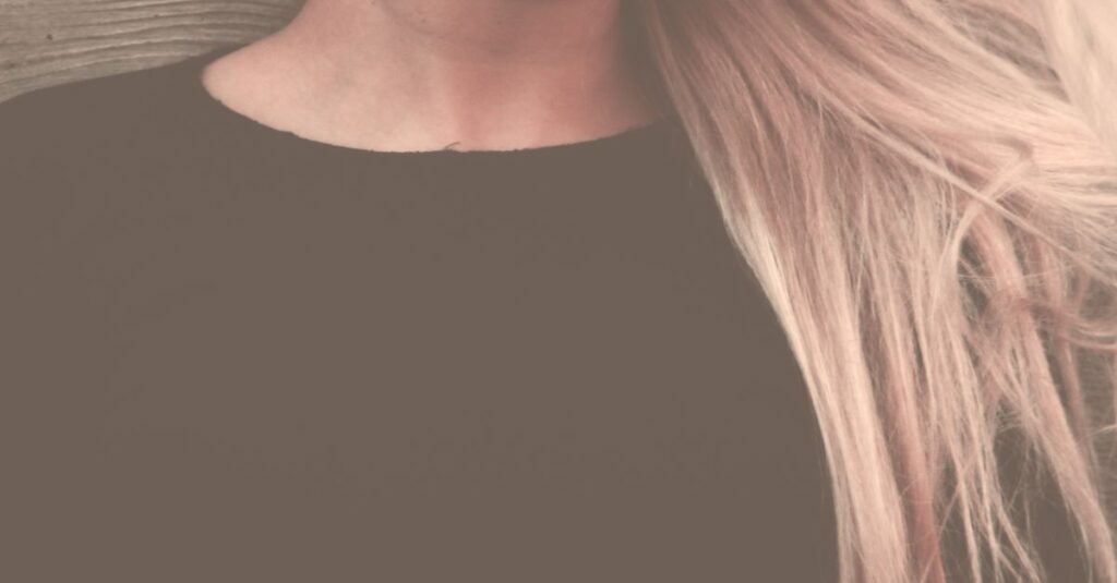 Como Lidar com a Ansiedade de Forma Prática e Eficaz 2 Close-up portrait of a woman with long, flowing blonde hair against a textured background.