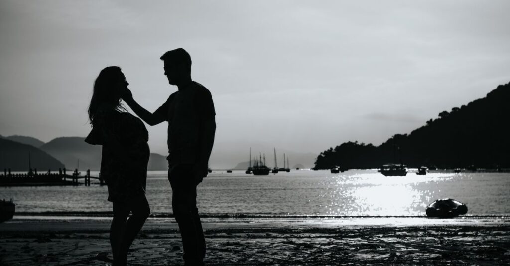 Como Praticar o Amor Próprio no Dia a Dia 2 Black and white full body side view of anonymous couple caressing on shore near sea with various boats against pier
