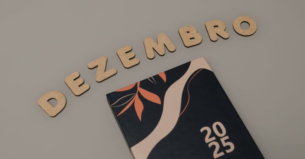 A minimalist 2025 calendar with cork letters spelling 'DEZEMBRO' on a neutral background.