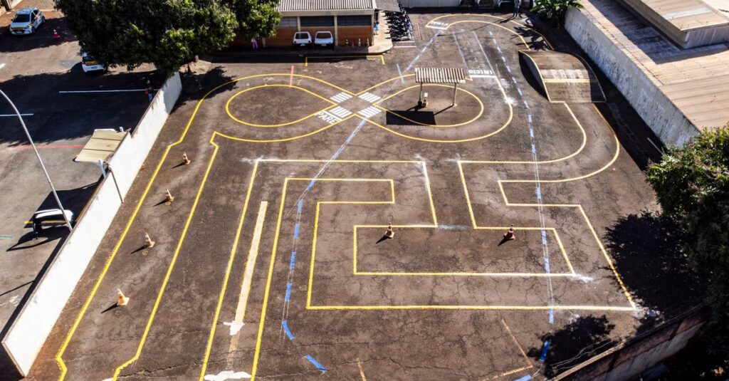 Aerial photo of a driving test course in Londrina, Brazil, with marked lanes and guidelines.