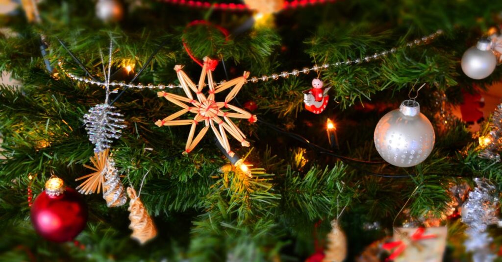 Como Decorar sua Casa com Plantas: Dicas Práticas e Acessíveis 2 Close-up of a decorated Christmas tree with lights and ornaments, showcasing holiday spirit.