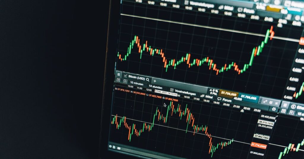 Como Investir em Você: Dicas para o Autocuidado Financeiro 2 Close-up of a live cryptocurrency trading chart screen displaying dynamic market trends and analysis.